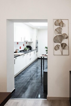 Kjøleskap, ovn, kokeplater og oppvaskmaskin