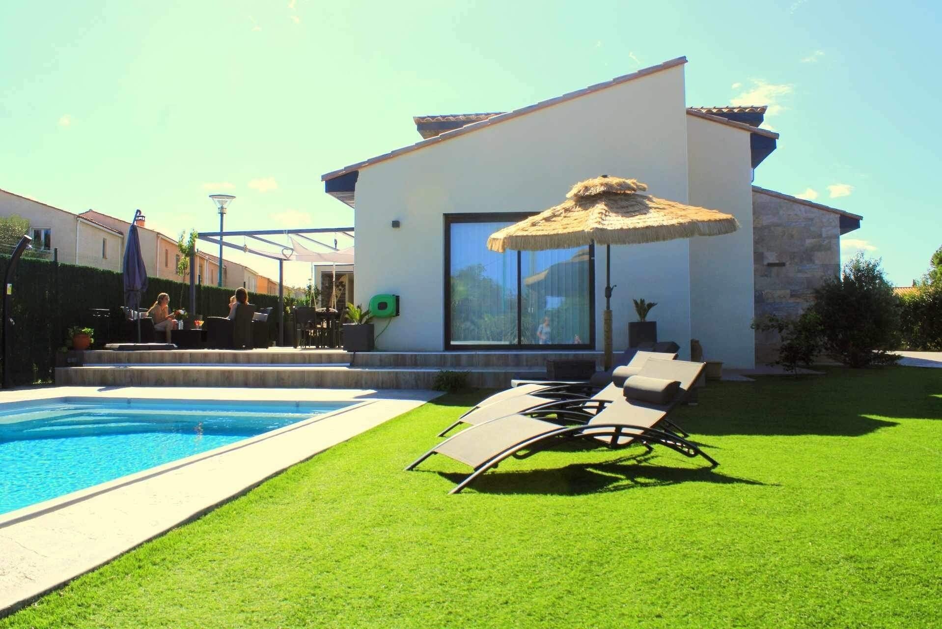 室外游泳池，恒温泳池