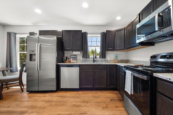 冷蔵庫、電子レンジ、オーブン、コンロ