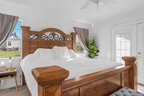 2 bedrooms, iron/ironing board, WiFi, bed sheets - Sunset Haus - Hot Tub & Fire Pit (Fredericksburg)