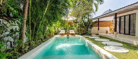 Piscina externa, guarda-sóis, espreguiçadeiras