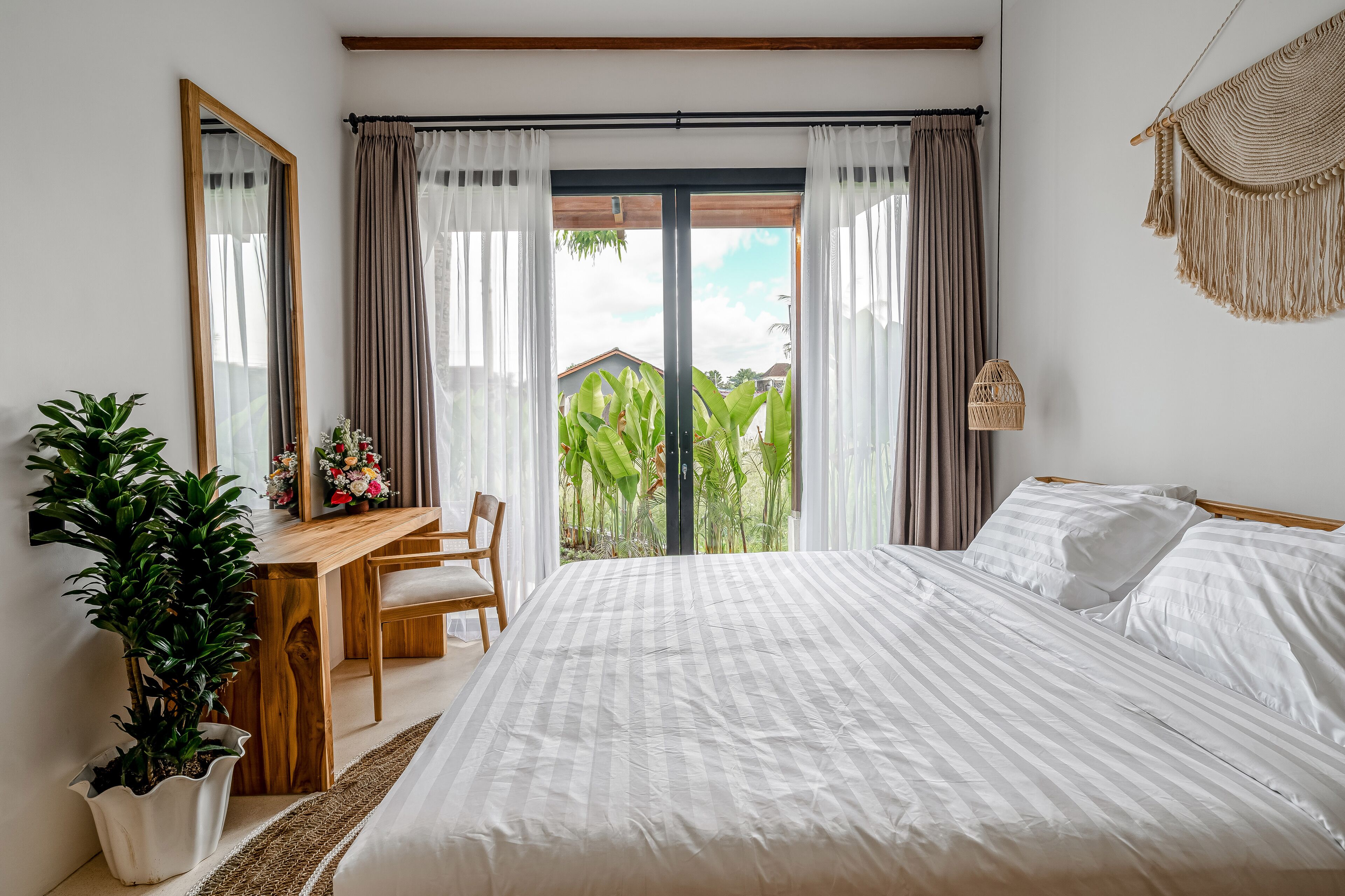 Meja, ruang kerja komputer riba, katil bayi/kot (percuma) 