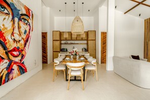 In-room dining - Berapi Villa by EVDEkimi – Spacious 3BR Villa with Pool & Kitchen close to Ubud Attractions (Ubud)