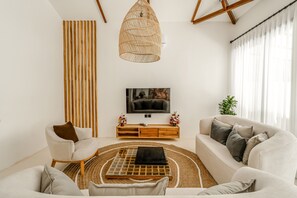 74-cm Smart TV with digital channels - Berapi Villa by EVDEkimi – Spacious 3BR Villa with Pool & Kitchen close to Ubud Attractions (Ubud)