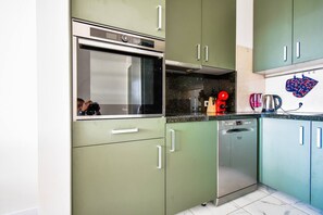 Kühlschrank, Mikrowelle, Ofen, Herdplatte