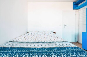 1 habitación, escritorio, tabla de planchar con plancha y ropa de cama 