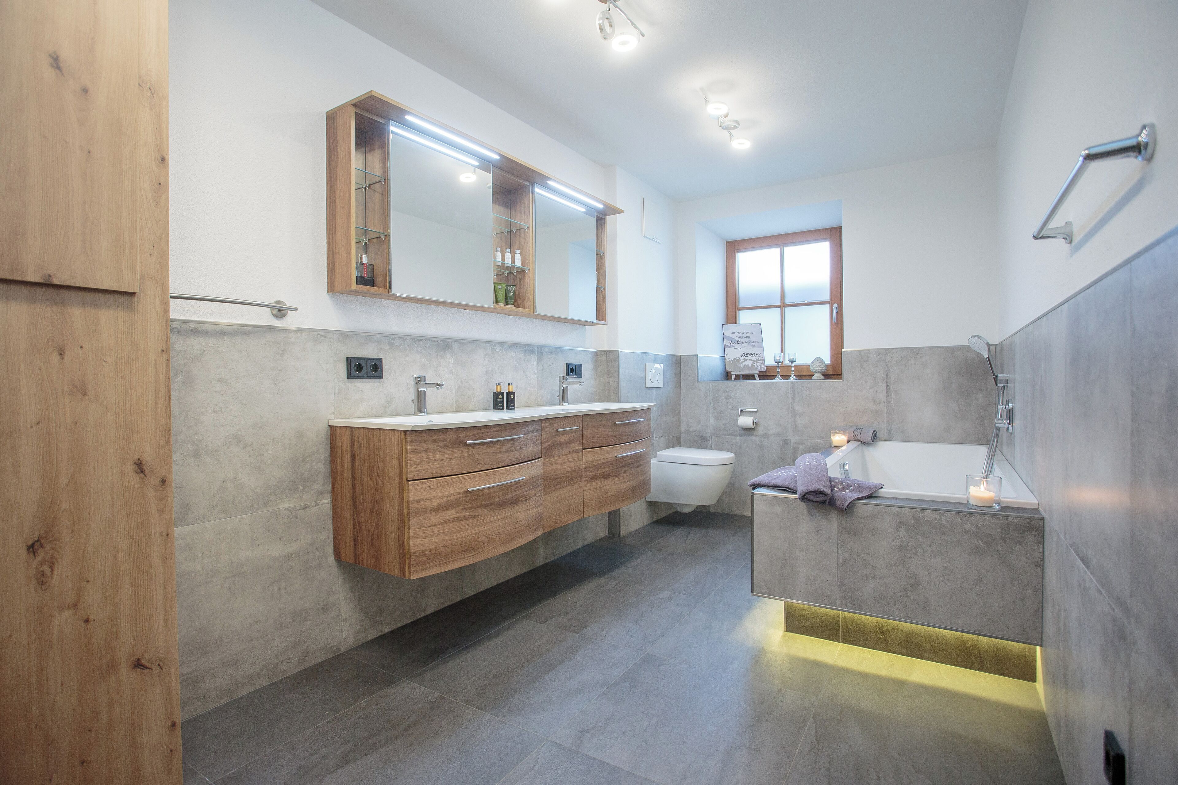 Haartrockner, Bidet, Handtücher, Seife