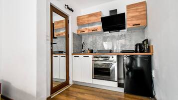 Jääkaappi, uuni, liesi, keittoastiat/astiat/ruokailuvälineet