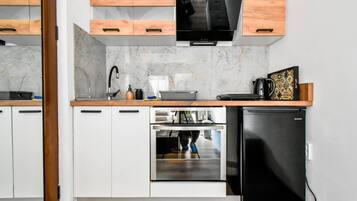 Fridge, oven, stovetop, cookware/dishes/utensils