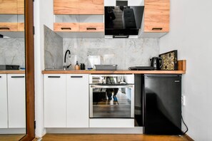 Fridge, oven, stovetop, cookware/dishes/utensils