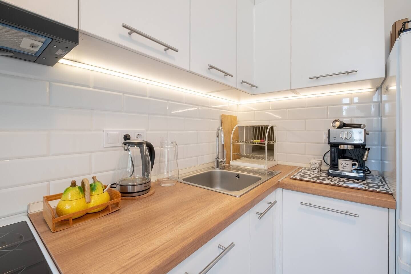 Fridge, oven, dishwasher, coffee/tea maker