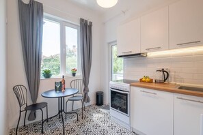 Frigorífico, horno, lavavajillas y cafetera o tetera