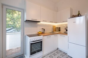 Frigorífico, horno, lavavajillas y cafetera o tetera