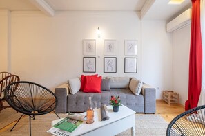 Una televisión, una chimenea, una oficina
