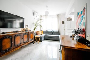 Een smart-tv en een kantoor