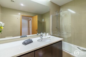 Premium Condo, 3 Bedrooms, Kitchen, Pool View | Bathroom | Rainfall showerhead, hair dryer, bidet, towels - Home Azores - Pico do Salomão Poolside Retreat (Ponta Delgada)