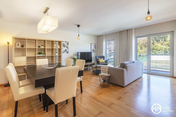 Premium-huoneisto, 3 makuuhuonetta, keittiö, näköala uima-altaalle | Oleskelualue