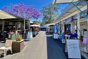 Outdoor dining - Habourlights 5BR River Front Private Pool & Dock (Carrara)