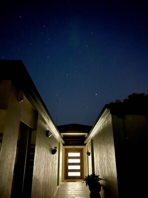 Exterior - Habourlights 5BR River Front Private Pool & Dock (Carrara)