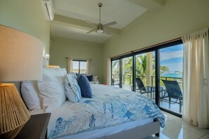 3 slaapkamers, een bureau, een strijkplank/strijkijzer, reisbedje