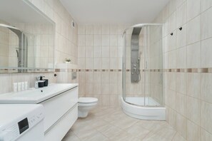 Douche, sĂšche-cheveux, serviettes fournies, shampoing