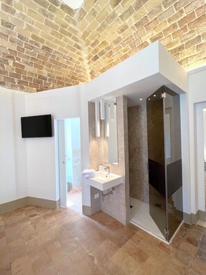 Comfort Triple Room | Bathroom | Shower, free toiletries, hair dryer, bidet - RESIDENZA ORTENSIA (Petacciato)