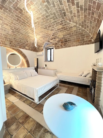 Comfort Quadruple Room | 1 bedroom, premium bedding, blackout drapes, iron/ironing board