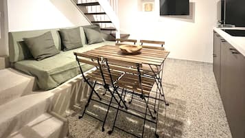 Dúplex Confort, no fumadores, vistas parciales al mar | Zona de estar | Smart TV de 40 pulgadas con canales digitales