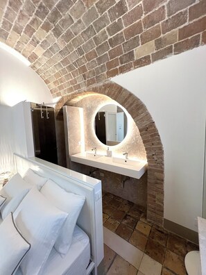 Comfort Quadruple Room | Bathroom | Shower, free toiletries, hair dryer, bidet - RESIDENZA ORTENSIA (Petacciato)