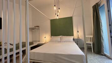 Una moderna camera d'albergo con un letto, comodini, un armadio e una finestra con tende.