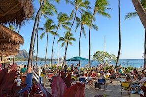 Outdoor dining - Ocean & Lagoon Views! Full Kitchen, AC, Free Wi-Fi, Pool, Close to Beach! (Honolulu)