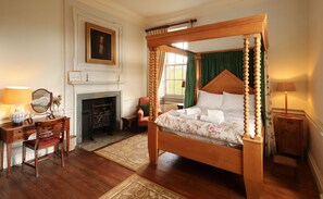 5 bedrooms, iron/ironing board, WiFi, bed sheets