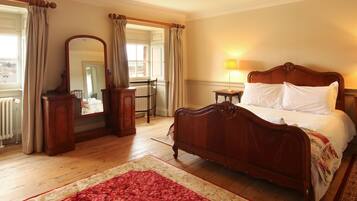 5 bedrooms, iron/ironing board, WiFi, bed sheets