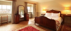 5 bedrooms, iron/ironing board, WiFi, bed sheets