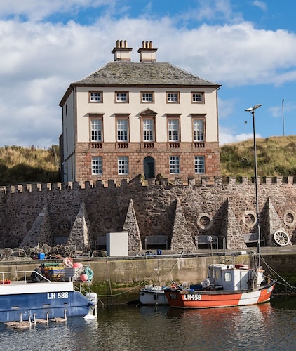 Merchant's House LARGE two floor apartment in georgian house Eyemouth Harbour. 