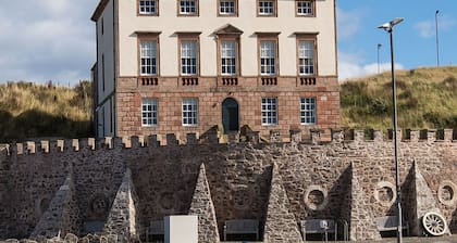 Merchant's House LARGE two floor apartment in georgian house Eyemouth Harbour.