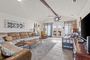 Smart TV, DVD player, livros