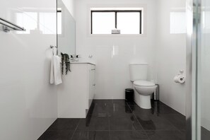 Douche, sèche-cheveux, serviettes fournies