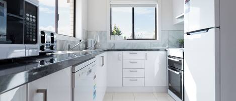 Réfrigérateur, micro-ondes, four, plaque de cuisson