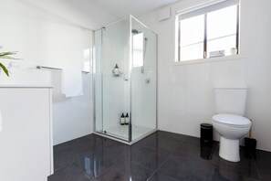 Shower, hair dryer - Riverside Gem with Parking & WiFi (Riverside)