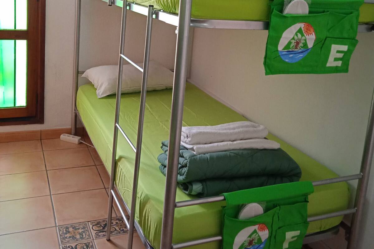 Bed in female shared room | Ropa de cama de alta calidad y edredones de plumas