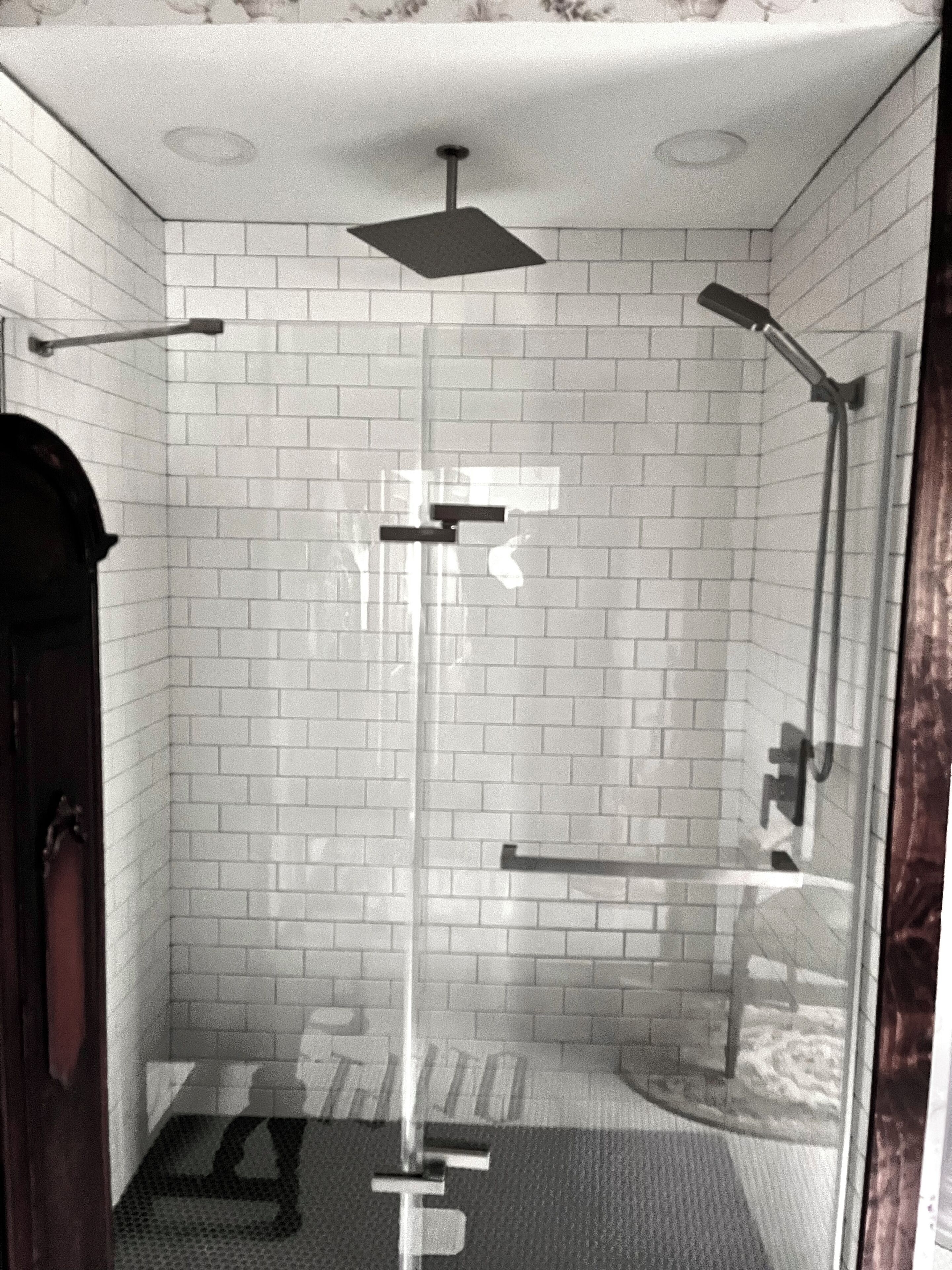 Séchoir à cheveux, serviettes fournies, savon, shampooing