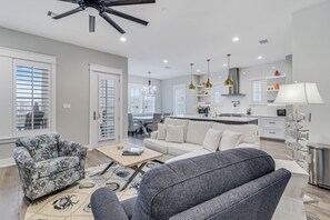 智能电视、壁炉、DVD 播放器、书