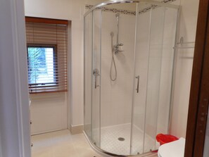 Dusche, Haartrockner, Handtücher, Seife
