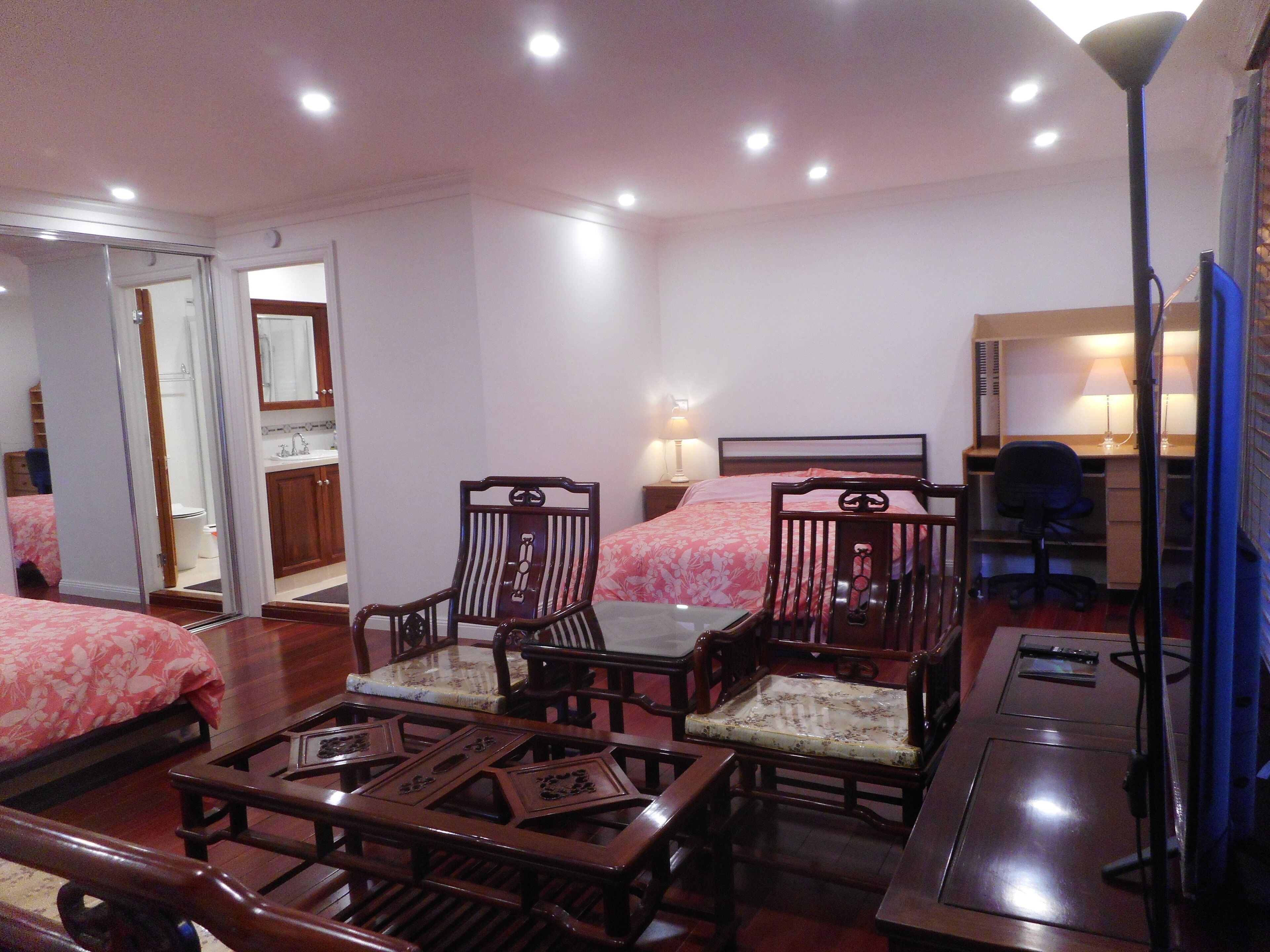 1 slaapkamer, een bureau, een strijkplank/strijkijzer, reisbedje