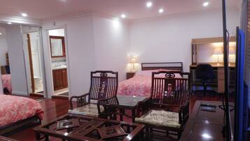 1 slaapkamer, een bureau, een strijkplank/strijkijzer, reisbedje