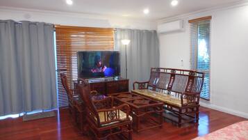 1 sovrum, skrivbord, strykjärn/strykbräda och resesäng