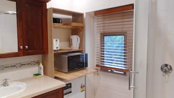 Kühlschrank, Mikrowelle, Wasserkocher, Toaster