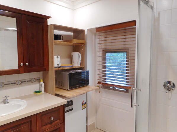 ثلاجة، ميكروويف، غلّاية كهربائية، محمصة خبز