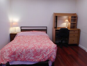 1 makuuhuone, työpöytä, silitysrauta/-lauta, vauvan matkasänky